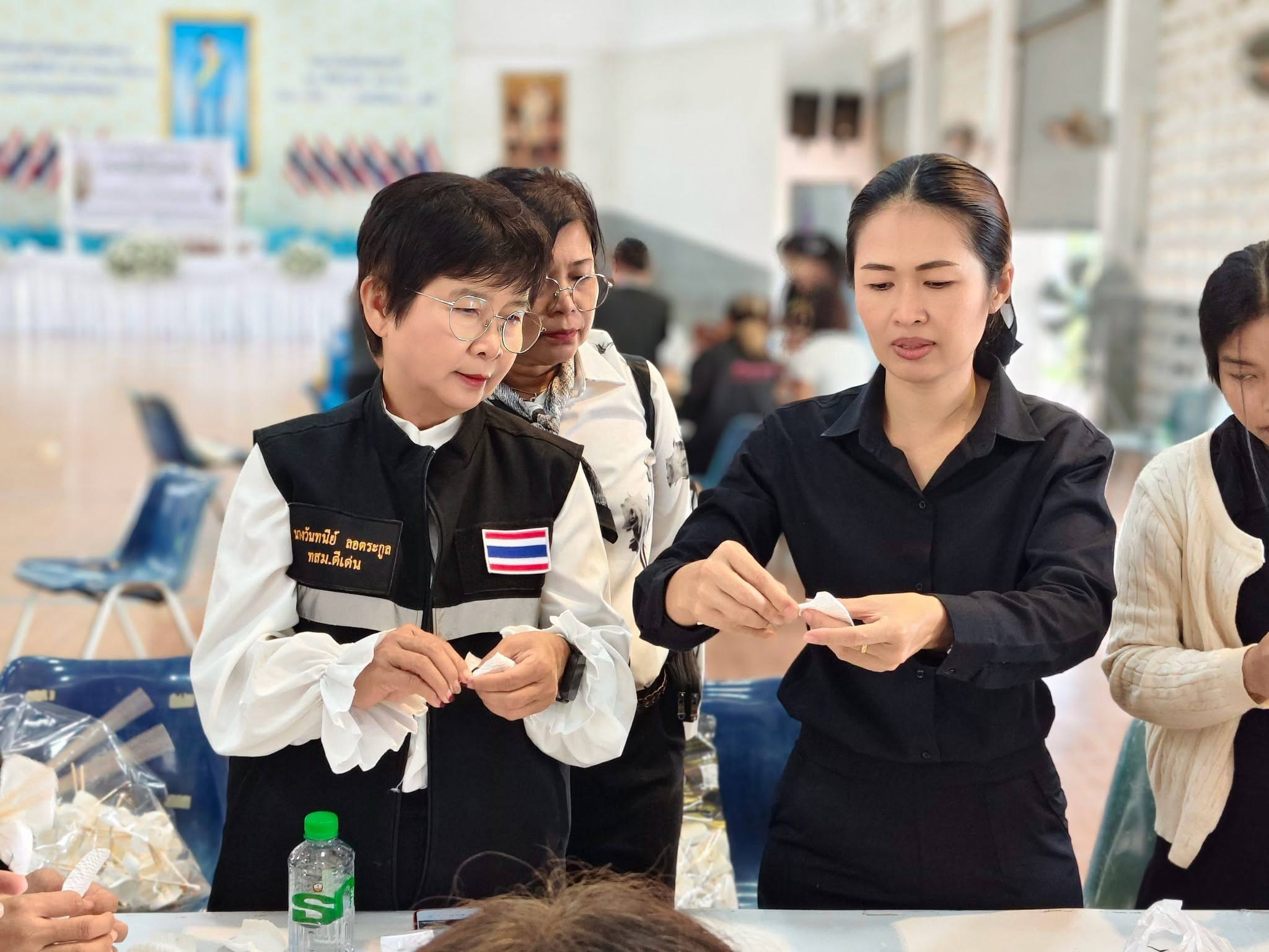 "โครงการประดิษฐ์ดอกไม้จันทร์จิตอาสาพระราชทาน"